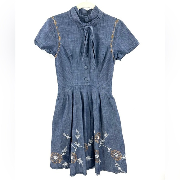 Eshakti Womens Pinup Chambray Dress Size XS Floral Embroidery Tie Neck Button Up - Picture 1 of 12